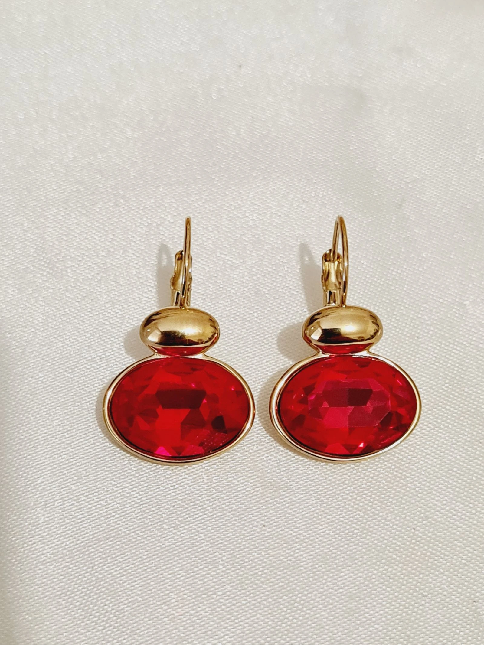 Boucles d'oreilles dorées cristaux rouges
